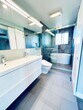 #203 Baño con lavabos dobles, enormes armarios con espejo, inodoro TOTO y ducha y bañera independientes. - 1495 Kavanaugh Dr
