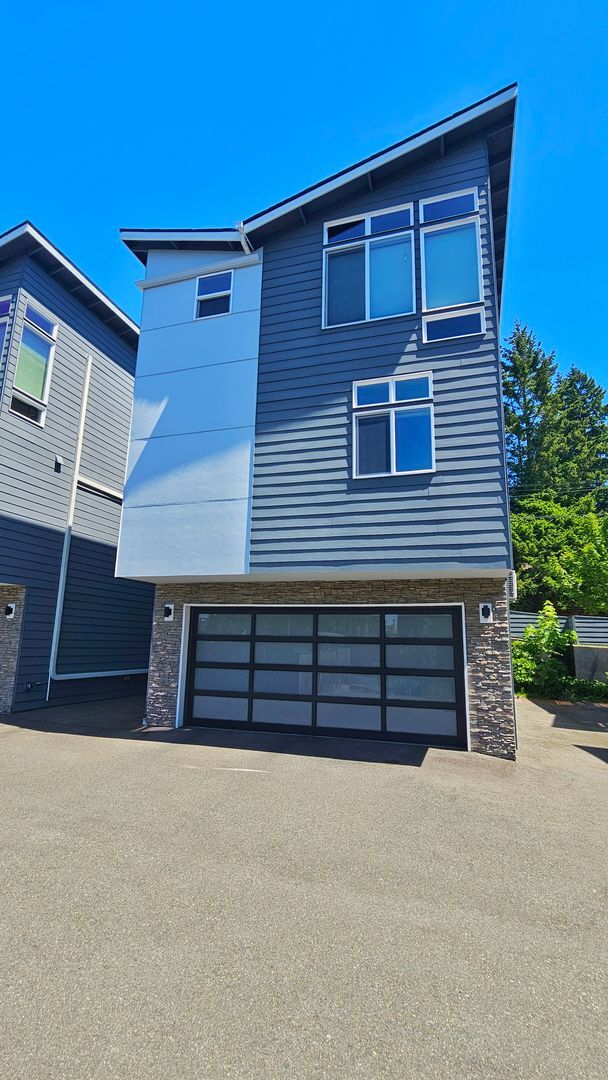 Building Photo - 3 Bed 3.5 Bath Townhome in the Heart of Do...