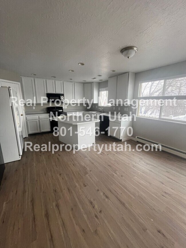 Foto del edificio - 6 Bed 3.5 Bath Rambler Home in Layton Available!
