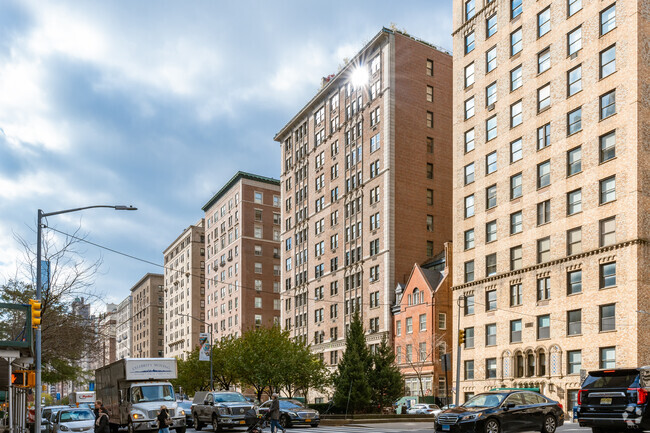 Building Photo - 888 Park Ave