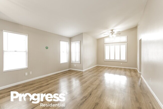 Foto del edificio - 6125 Wild Berry Dr