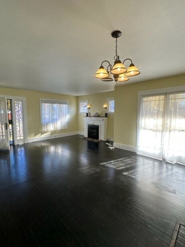 Building Photo - Charming 2 bedroom 1 bath home located in ...