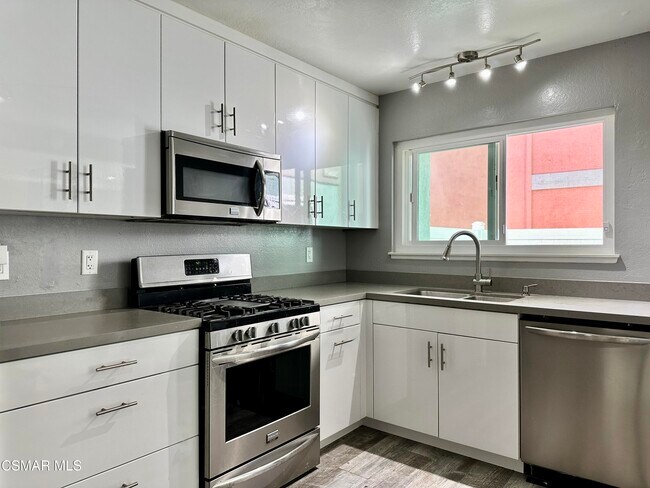 Building Photo - 3065 E Harbor Blvd