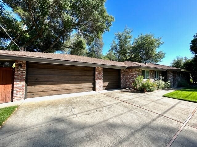 Primary Photo - Updated 3 Bedroom Close to The Lake! Move ...