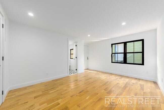 Foto del edificio - 3 Bed 2 Bath with W/D & Terrace!