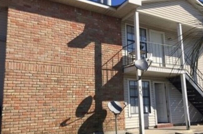 ¡¡¡Amplio apartamento de 2 habitaciones y 2 baños!!! - 8327 Ned Ave