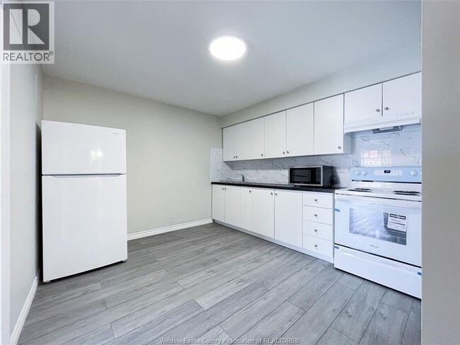 Photo du bâtiment - 2136 Wyandotte St W