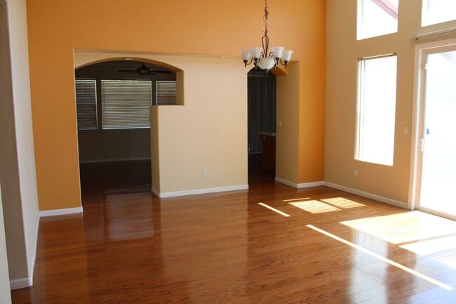 Building Photo - Luxury Living
