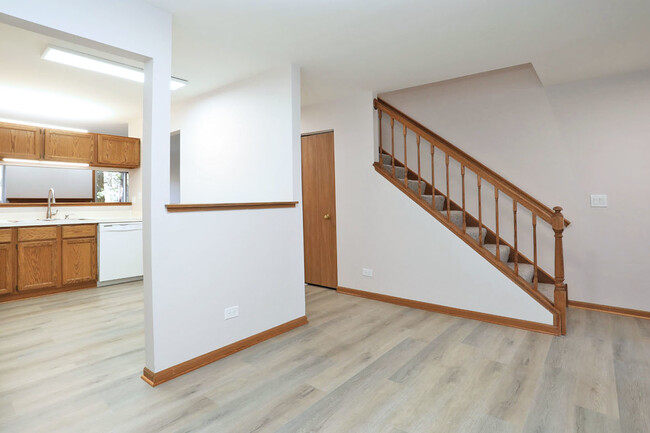 Building Photo - 724 Shady Oaks Ct