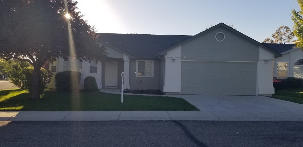 Primary Photo - 4985 N Rothmans Ave