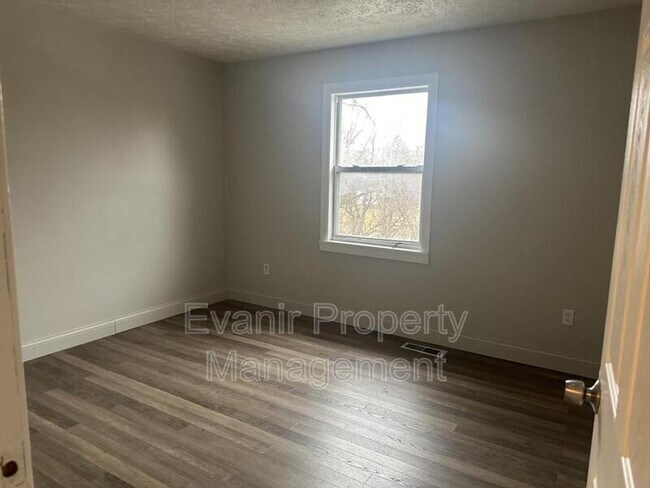 Building Photo - 3043 Idylwilde Blvd