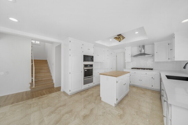 Building Photo - 422 S La Peer Dr