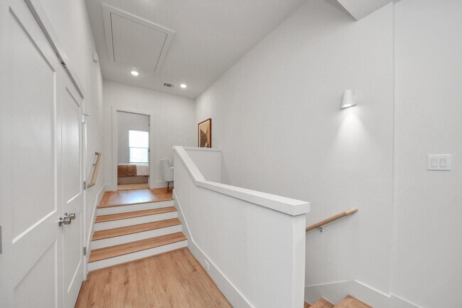 Building Photo - 1049 Glenn Ave