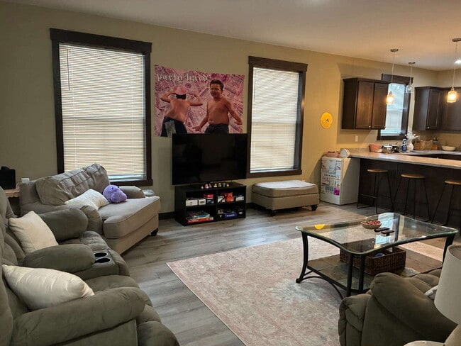 Building Photo - 5 Bed 3 Bath close to UWEC, bike trails, Carson Park, and The Sonnentag!