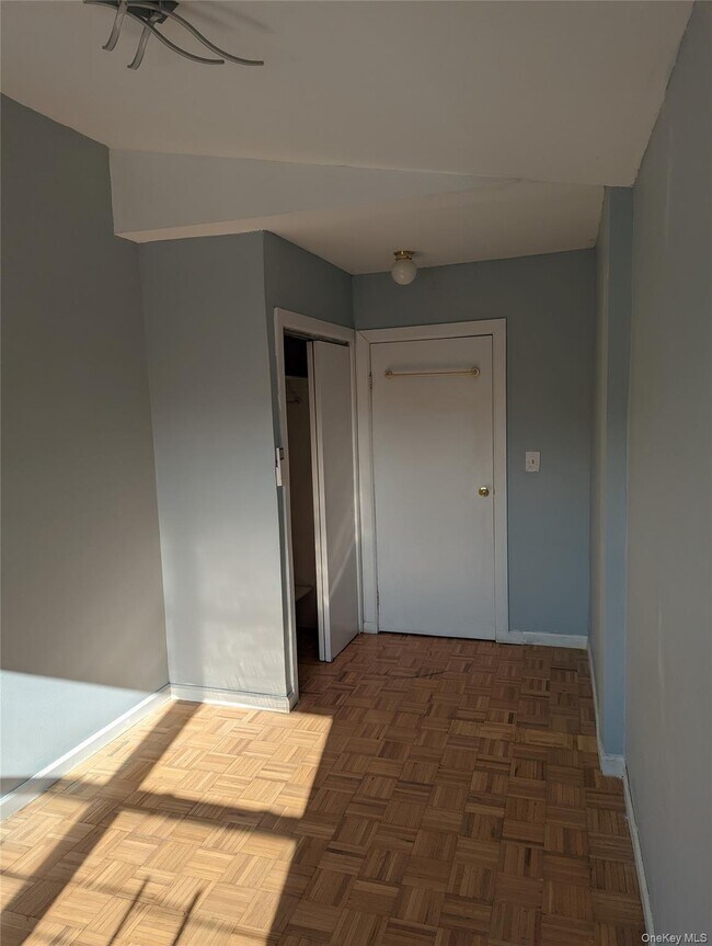 Foto del edificio - 105-06 Pinegrove St