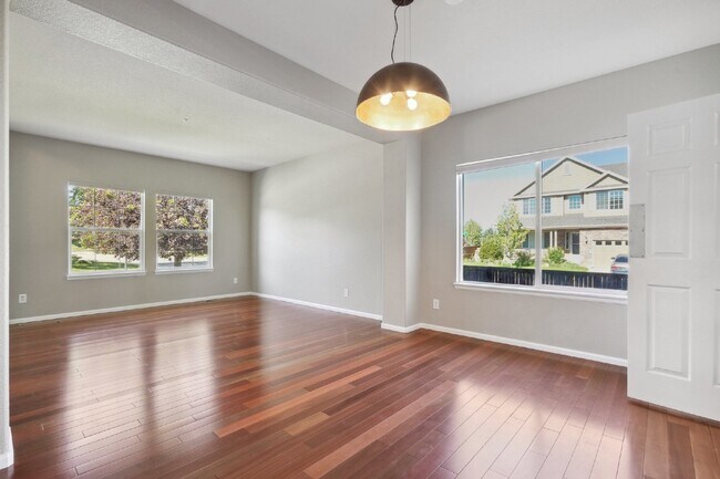 Foto del edificio - Come see this 4 bedroom beauty with over 2...