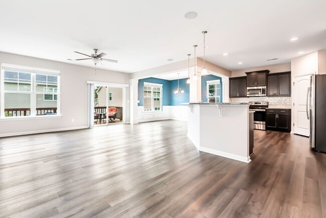 Building Photo - Beautiful 3 bed, 2.5 bath with garage and ...