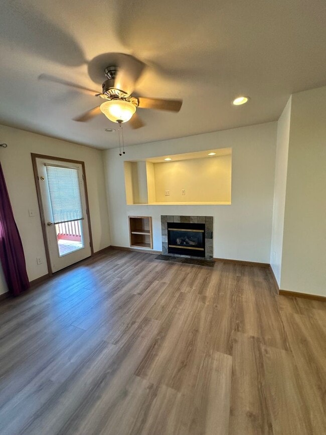 Building Photo - Lovely 2 bedroom 1.5 bath condo