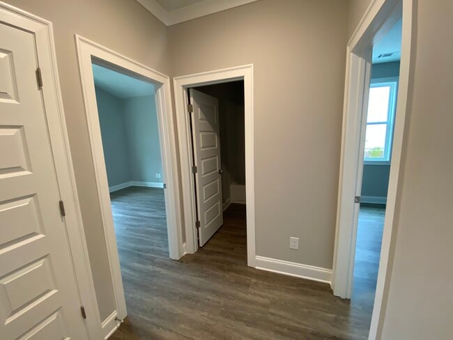 Building Photo - 325 Edgewater Dr