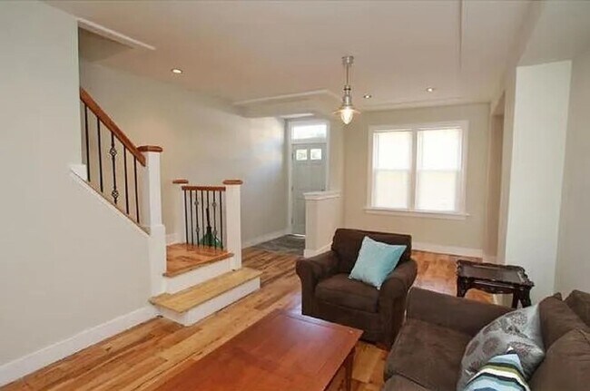 Building Photo - Spacious Three Bedroom Home in Point Breeze!