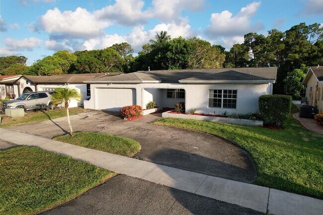 Building Photo - 8250 Southampton Dr