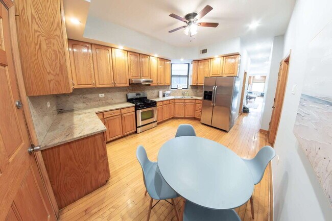 Foto del edificio - 3-Bedroom Apartment in Ukrainian Village / Humboldt Park!