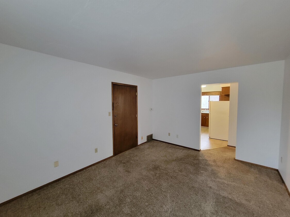2301 W 4th St Unit 3, Cedar Falls, IA 50613 Room for Rent in Cedar