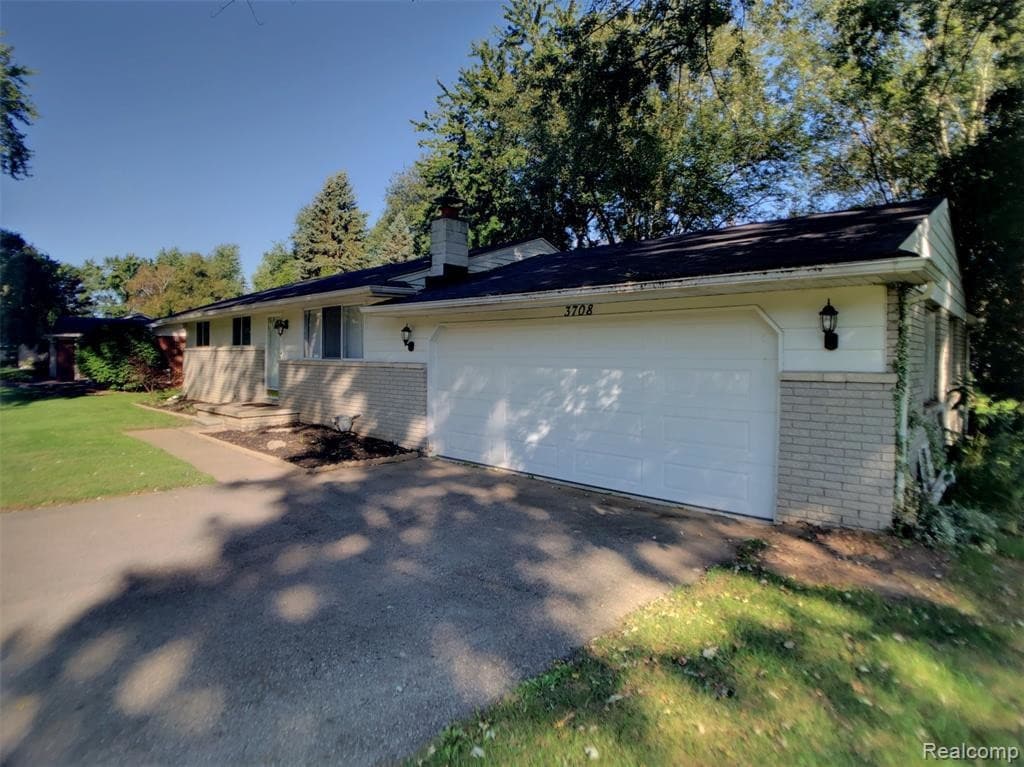 Primary Photo - 3708 W Maple Rd