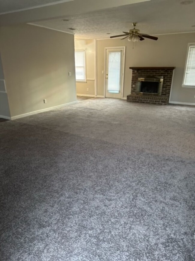 Building Photo - 3 bedroom/ 2 Bath.... Move In Ready!!!!