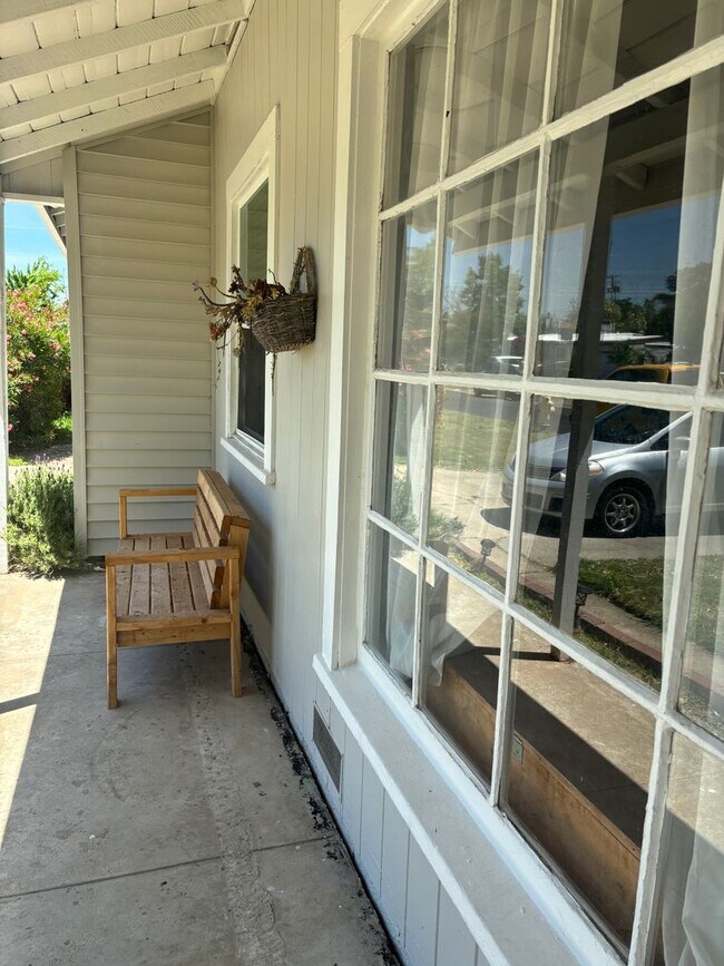 Foto del edificio - Adorable 3/1 w/Amazing Fenced Yard!  PLEASE READ ENTIRE AD FOR VIEWINGS