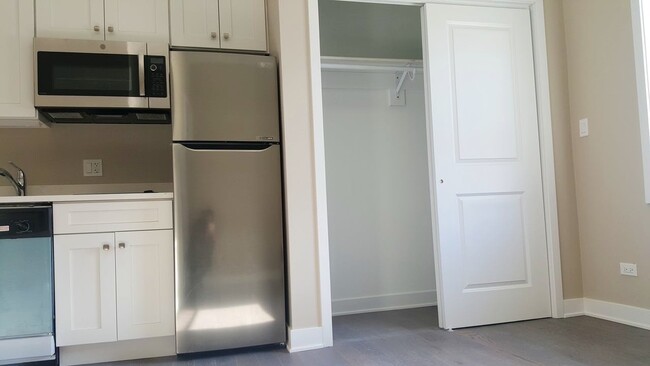Building Photo - Contemporary studio in Lincoln Park