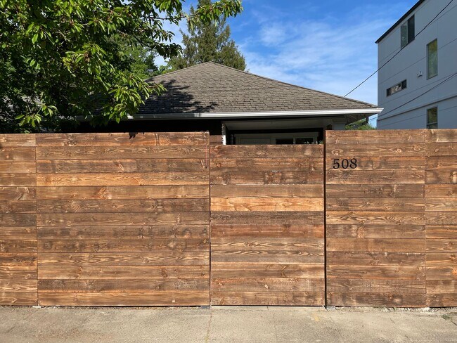 Building Photo - Charming Madison Valley Home!