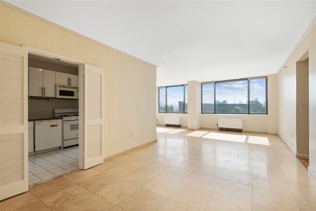 Building Photo - 45 River Dr S