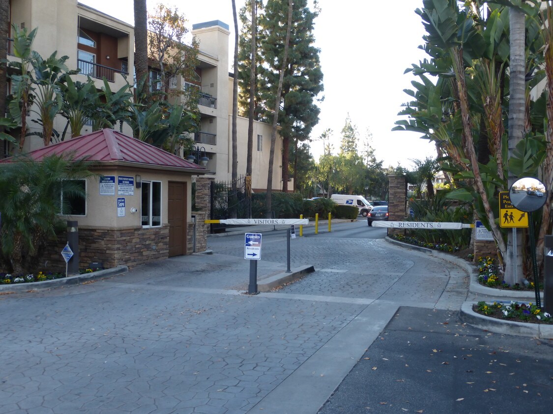 Primary Photo - 5550 Owensmouth Ave