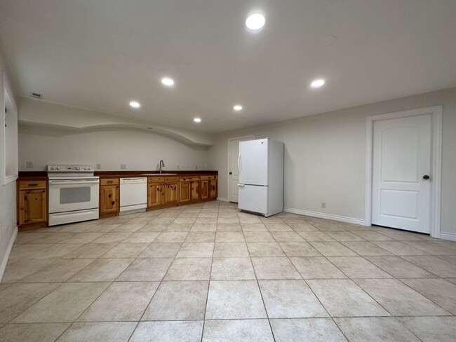 Building Photo - 617 N 700 E