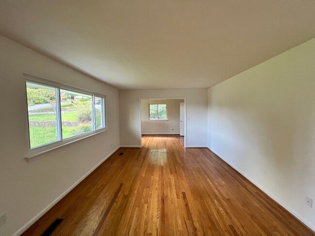 Building Photo - Three Bedroom Two Bathroom House For Rent