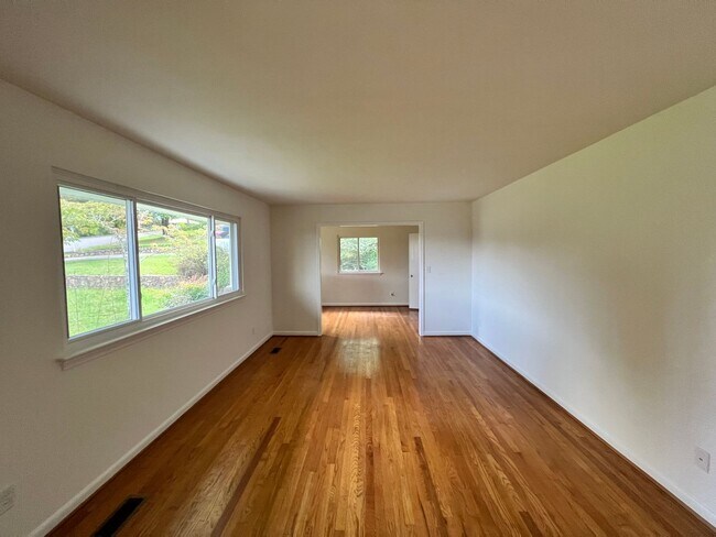Foto del edificio - Three Bedroom Two Bathroom House For Rent