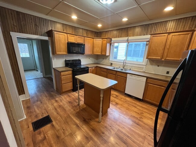 Building Photo - 829 S Main St