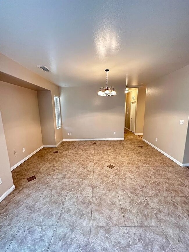 Building Photo - Well Maintained Single Family Home in Bakersfield, CA