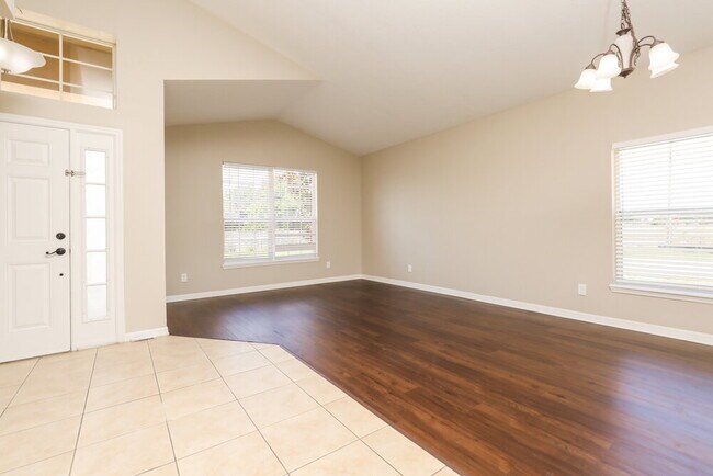 Foto del edificio - 2101 Woodsedge Dr