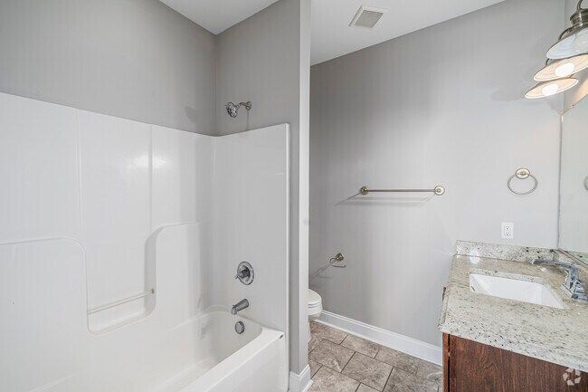 3 habitaciones, 2 baños - 1500 pies cuadrados - Baño principal - Cornerstone Lofts