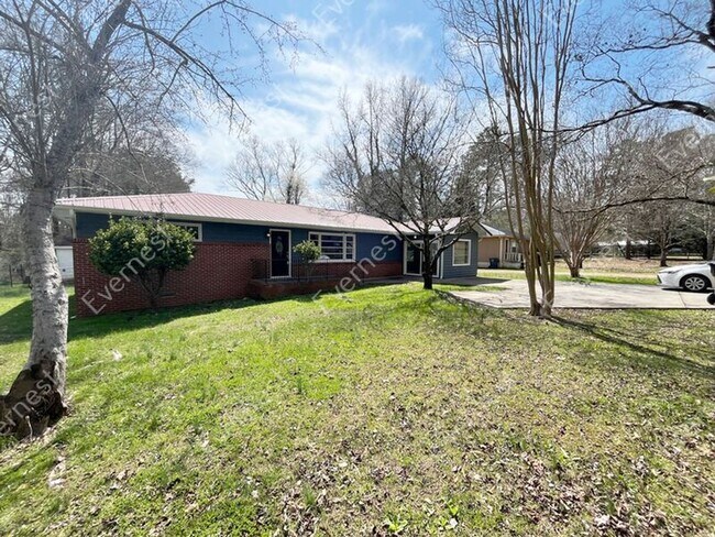 Building Photo - 306 N Circle Dr