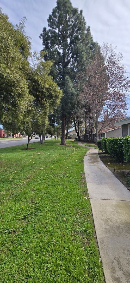 Building Photo - ***COMING SOON***Beautifully Maintained & Convenient Townhome