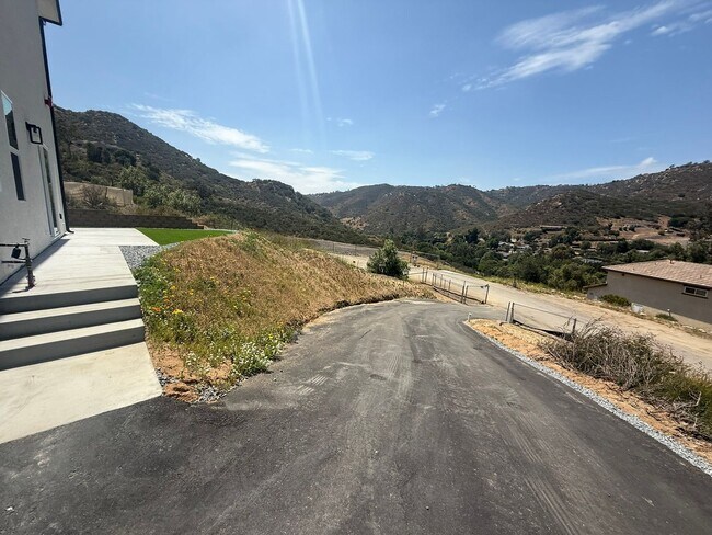Foto del edificio - Brand New Home 3 bed/ 2.5 in Harbison Canyon AVAILABLE NOW