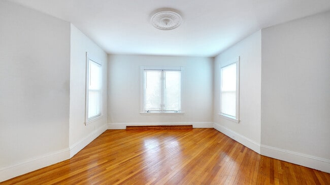 Building Photo - 128 Elm St