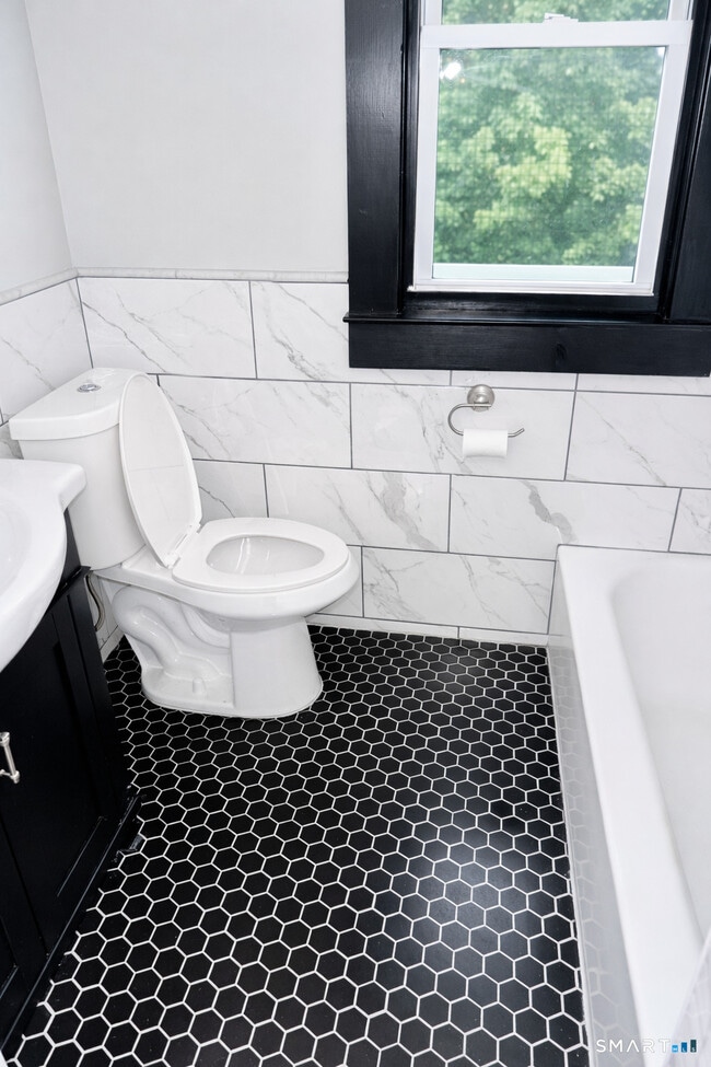 Building Photo - 65 Wooding St