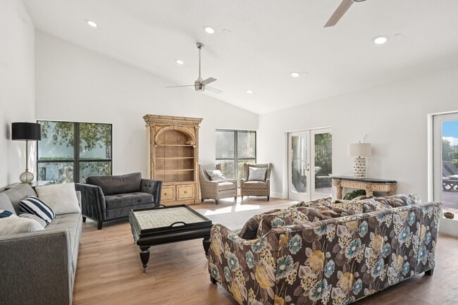 Building Photo - Venetian at Capri Isles
