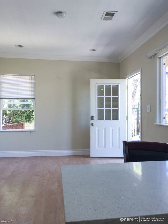 Building Photo - 3096 Middlefield Ave