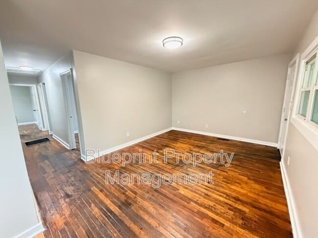 Building Photo - 3373 33rd Pl N