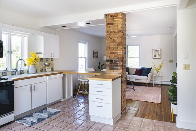 Building Photo - 128 Holworthy St